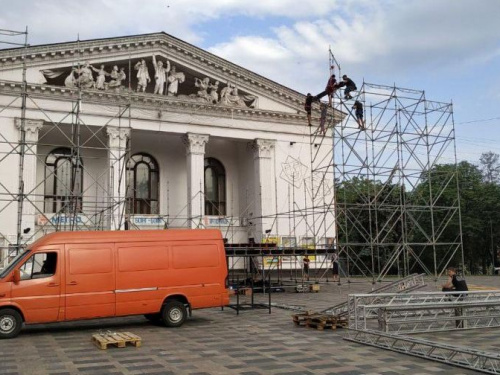 В центре Мариуполя устанавливают праздничную сцену (ФОТОФАКТ)