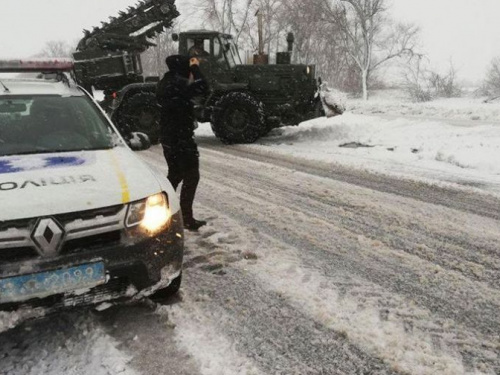 На дорогах Донецкой области из снега застрявшие машины вызволяет морская пехота (ФОТО)