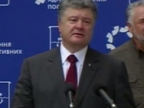 Петр Порошенко открыл в Мариуполе Центр административных услуг