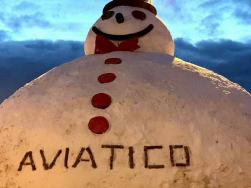 В Италии вылепили 200-килограммового снеговика