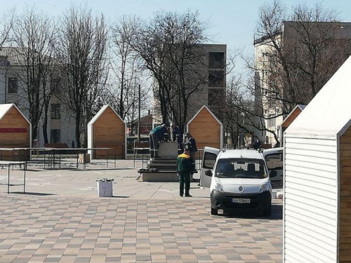 Из Театрального сквера Мариуполя исчезла сказочная башня с часами (ФОТО)