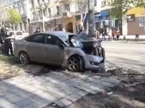 В центре Мариуполя легковушка врезалась в столб – водитель погиб (ВИДЕО)