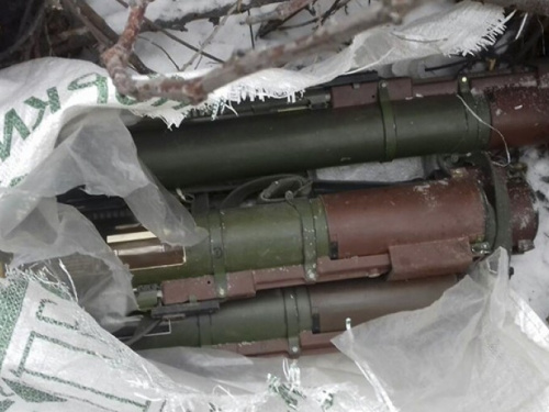 Под забором мариупольского меткомбината обнаружен мешок с гранатометами (ФОТО)