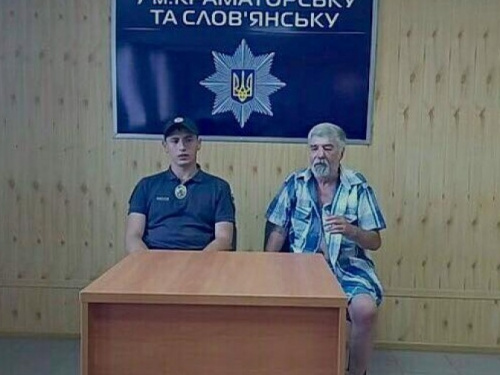 Патрульного, сделавшего селфи с побитым мужчиной, не уволят