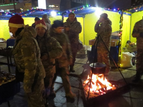 Полк «Азов» торговал пирожными и пирожками в центре Мариуполя по невероятным ценам (ФОТО)