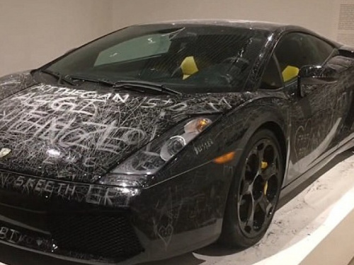 Посетители музея поцарапали Lamborghini (им разрешили)