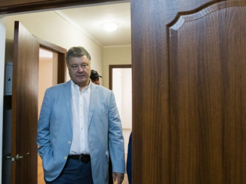 Президент посмотрел новые квартиры участников АТО