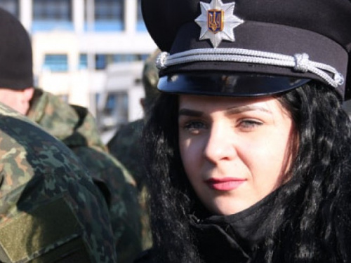 Прибывшие в Мариуполь молодые лейтенанты впервые вышли на патрулирование улиц