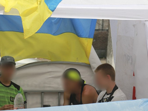 Прокуратуру в Мариуполе пикетируют подростки за 100 грн. в день: Полиция проводит проверку (ФОТО)