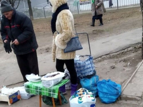 «Прикрыли лавочку»: в Мариуполе провели рейд по ликвидации стихийной торговли (ФОТО)