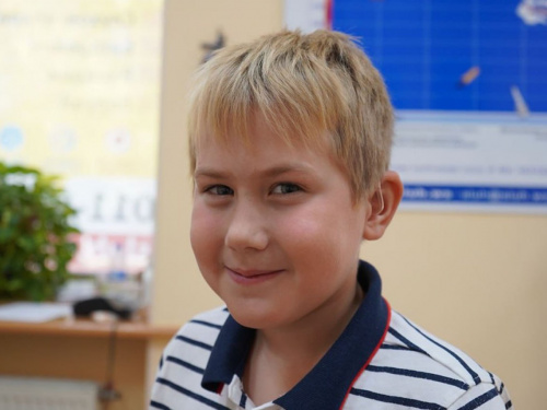 «Без цієї допомоги - не зміг би чути» - Фонд Ріната Ахметова передав слухові апарати 7-річному Віті з Миколаєва