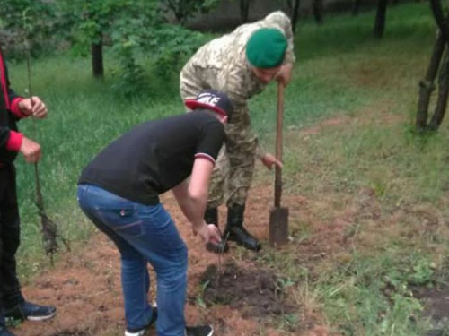 В мариупольской Сартане пограничники и школьники заложили новый сад (ФОТО)