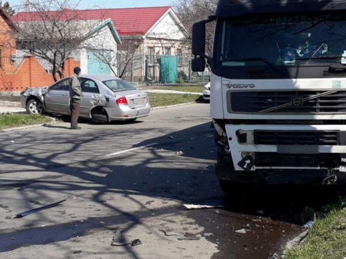 Возле больницы в Мариуполе столкнулись три автомобиля. Есть пострадавшие (ФОТО+ДОПОЛНЕНО)