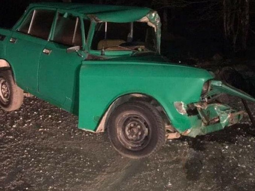 Вблизи Мариуполя легковушка влетела в трактор (ФОТО)