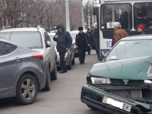 Гололед спровоцировал тройное ДТП в Мариуполе (ФОТОФАКТ)