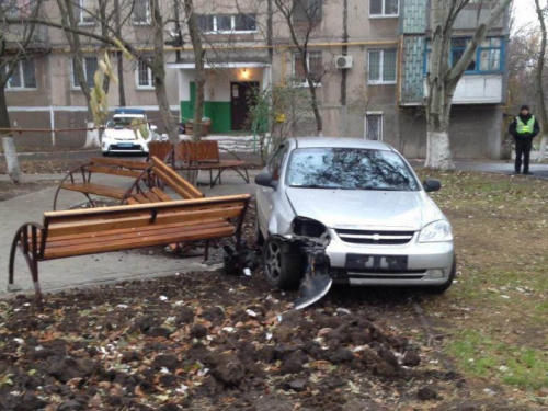 Пьяный водитель в Мариуполе, скрываясь от полиции, врезался в скамейку (ФОТО)