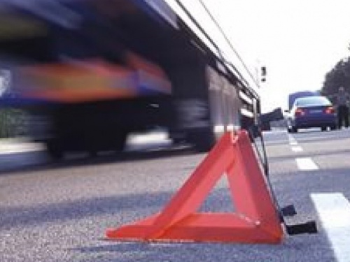 Пьяный водитель в Мариуполе врезался в дерево: У пассажира оторвало палец (ВИДЕО)
