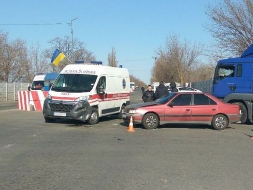 В Мариуполе на блокпосту легковушка столкнулась с каретой «скорой помощи» (ФОТО+ДОПОЛНЕНО)