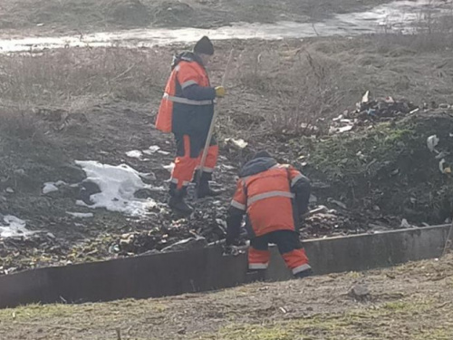 Для предотвращения подтопления в Мариуполе чистят самую проблемную ливневку (ФОТО)