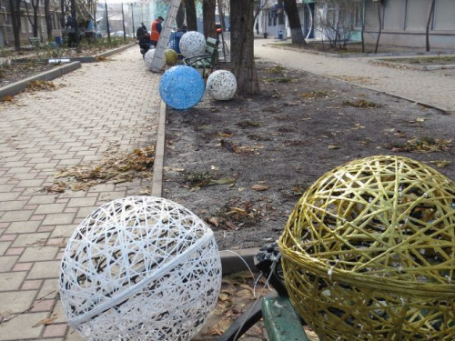 Центр Мариуполя преобразили гигантскими новогодними украшениями (ФОТОФАКТ)