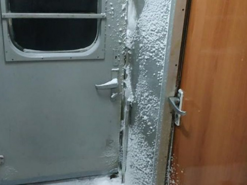 Тамбур поезда, следующего на Донетчину, занесло снегом (ФОТОФАКТ)