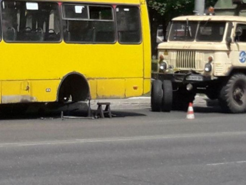 В Мариуполе маршрутка на ходу потеряла колеса (ФОТО)