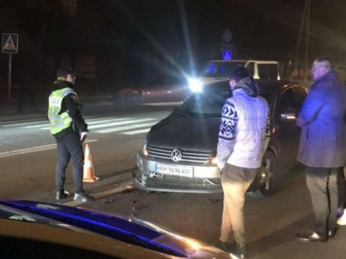 В Мариуполе столкнулись автомобили: одна из машин влетела в бордюр (ФОТО)