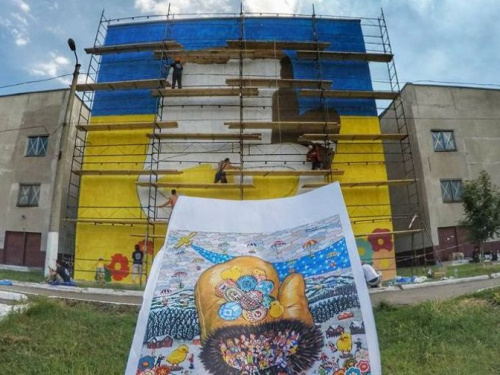 Художник из Японии разрисовывает школу в Мариуполе (ФОТО)