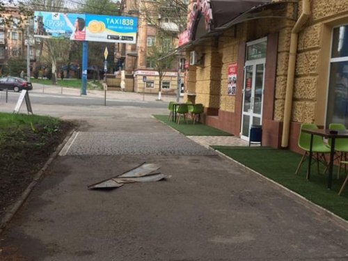 В центре Мариуполя с многоэтажки на прохожих падает крыша (ФОТО)