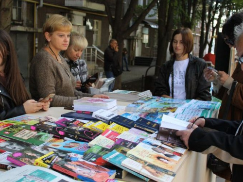Восемь издательств и тысячи посетителей: как в Мариуполе прошел книжный фестиваль (ФОТО)