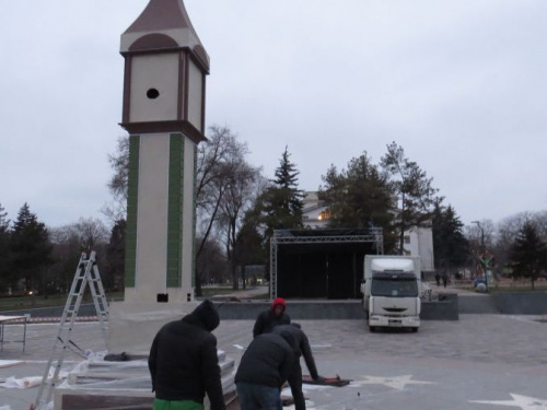 В центре Мариуполя возводят средневековую башню, а у театра появилось около 30 коней (ФОТО+ВИДЕО)