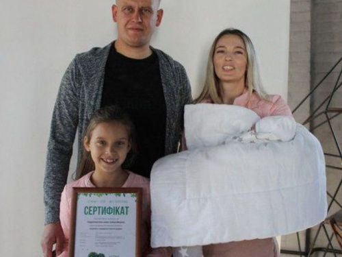 Аллея новорожденных: мариупольским семьям вручили сертификаты на именные деревья (ФОТО)
