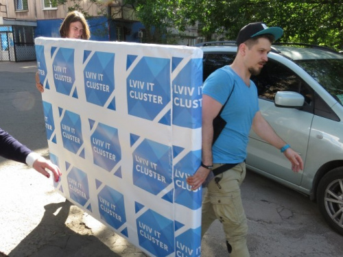 В Мариуполе овацией встретили львовский ІТ Кластер, прибывший с дорогими подарками (ФОТО+ВИДЕО)