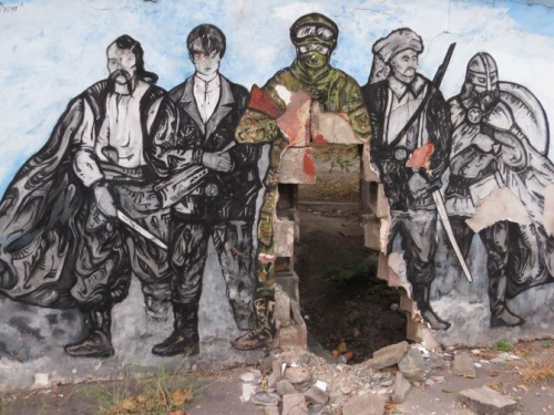 В подарке полка «Азов» Мариуполю пробили проход высотой в метр (ФОТО)