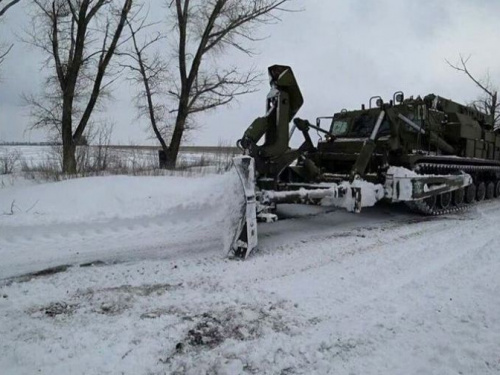 В Донецкой области город попал в снежную блокаду. Помогла военная техника (ФОТО)