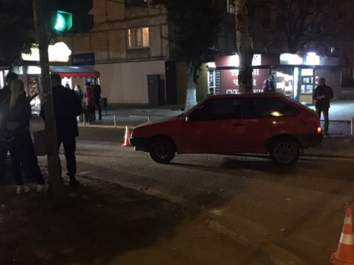 Переходила на зеленый: в Мариуполе женщину сбила машина (ФОТО)
