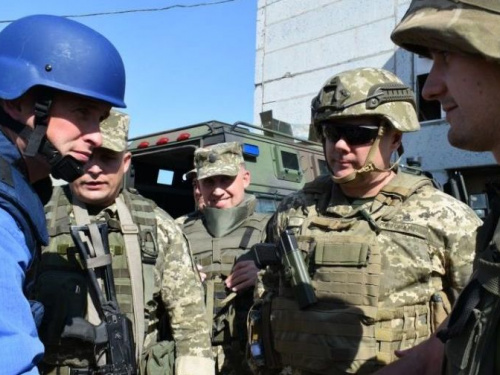 Госсекретарь по вопросам обороны Великобритании посетил передовую на Донбассе (ФОТО)