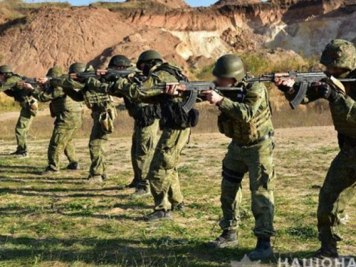 Под Мариуполем полицейские провели спецоперацию и легли под колёса БРДМ (ФОТО)
