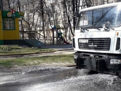 Защита от коронавируса: в Мариуполе дезинфицирующими средствами обрабатывают дороги (ФОТО)