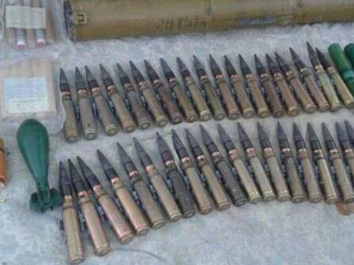В мариупольском гараже обнаружен схрон боевиков с ворованным оружием и боеприпасами (ФОТО)