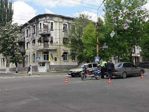 В Мариуполе пьяный рыбак помял «Тойоту» у здания полиции (ФОТО)