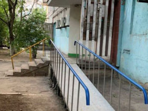 В Мариуполе парень с инвалидностью не мог выйти на улицу. В его доме наконец-то установили пандус (ФОТО)
