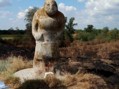 На Донетчине нашли каменную бабу, которой жертвуют деньги (ФОТО)