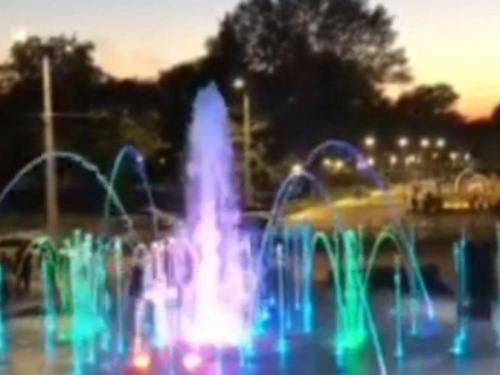 На Левобережье Мариуполя запустили уникальный пешеходный фонтан (ВИДЕО)