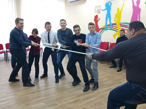 «Healthy Schools: ради здоровых и радостных школьников»: как стронгмен лопал грелки на глазах у детей (ФОТО+ВИДЕО)