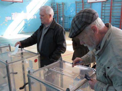 В Мариуполе проголосовали более 64 тыс  жителей. В полиции рост обращений о нарушениях (ФОТО)