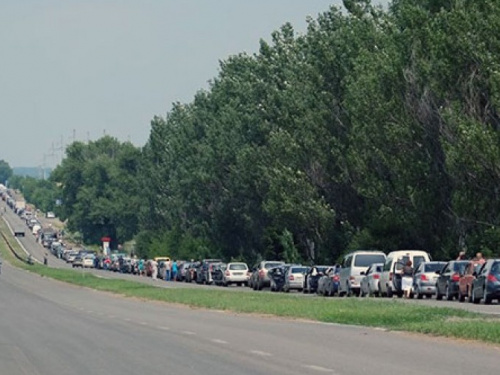Свыше 700 автомобилей застряли на КПВВ Донецкой области, - Госпогранслужба