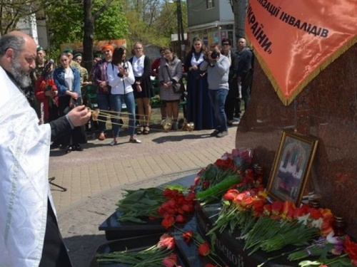 Мариупольцы с молитвой почтили память ликвидаторов на аварии на Чернобыльской АЭС (ФОТО)