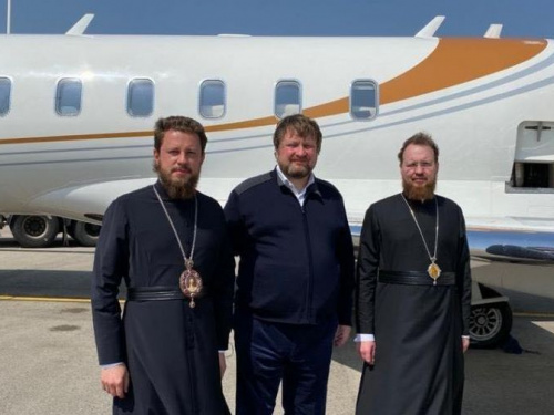 Благодатный Огонь летит в Украину (ФОТО+ВИДЕО)