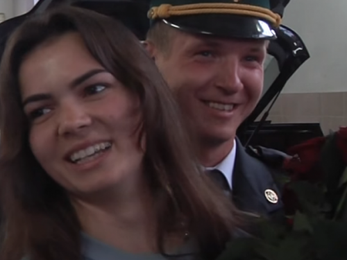 Пограничник сделал своей девушке самое оригинальное предложение, подкинув наркотики